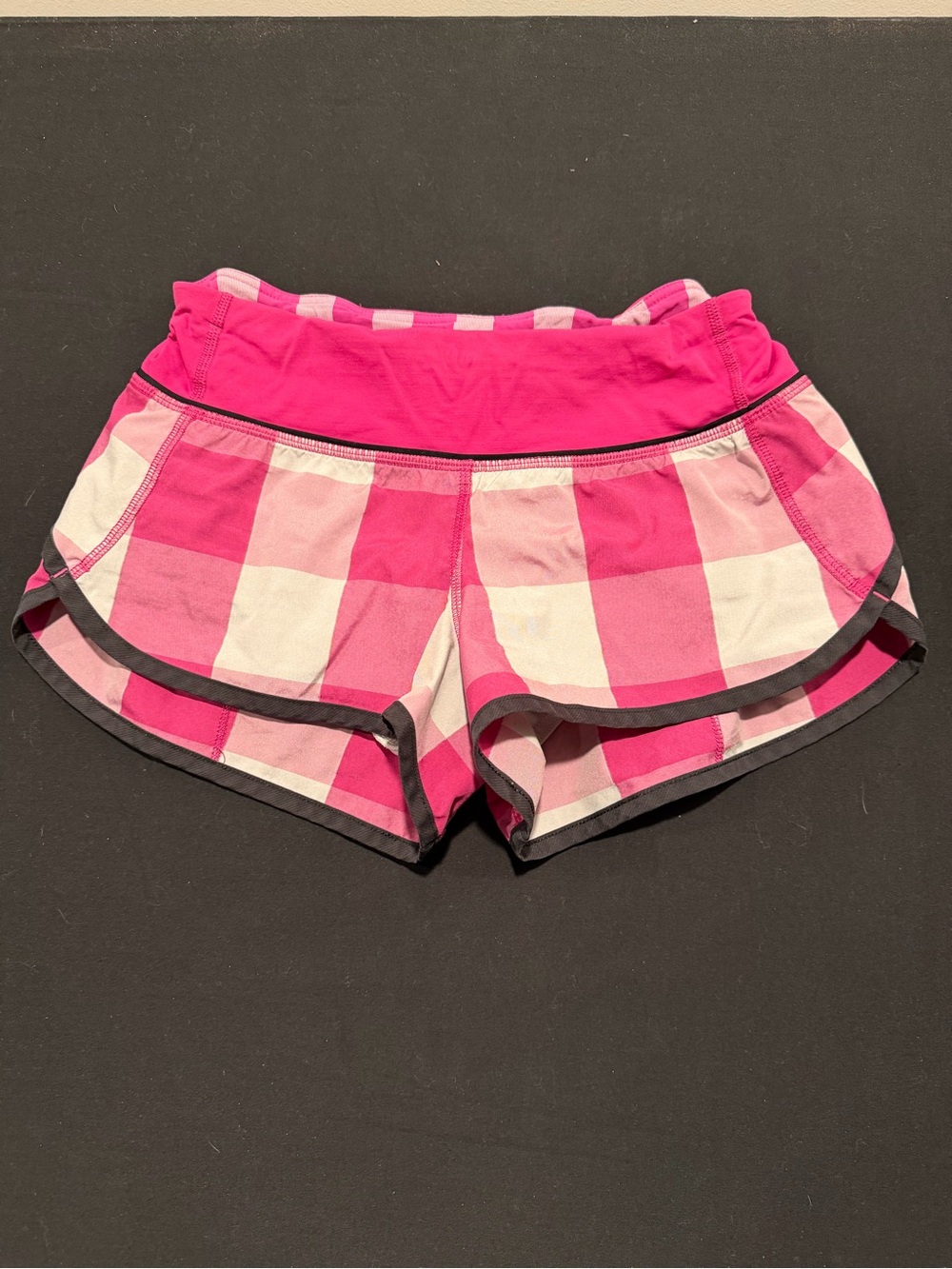 Speed up lululemon low rise 2.5 Pink Gingham Shorts